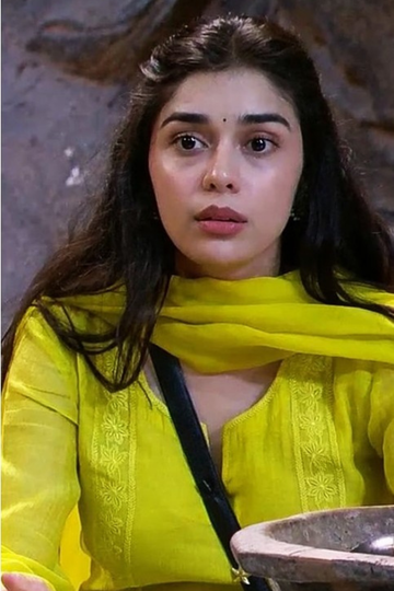 Eisha Singh in Yellow Chanderi Silk Suit (3 piece set)